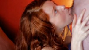 Rousse et belle lèche doucement la bite, Grossier