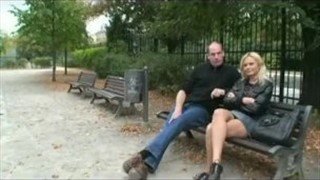 Sexe dans le parc avec une nana blonde sur un banc, Sexe en public