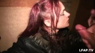 Une paysanne rousse suce des bites pour de l’argent, Grossier