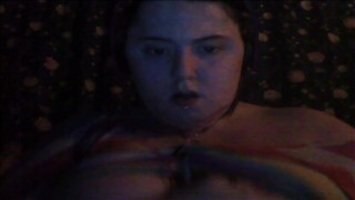 Dame douce et minuscule caresse parfaitement son doigt, Cool poussins