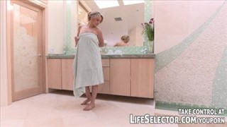 Elle prend sa bite dans les toilettes, Cool poussins