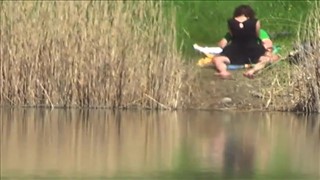 Elle regarde un parc sexuel au bord du lac, YouPorn