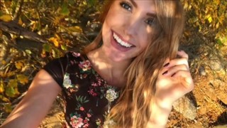 Blondie zieht Penisse auf dem Gras, Lecken im Mund
