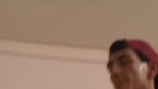 Elle laisse tomber son soutien-gorge et prend son pénis dans sa bouche, Rasé