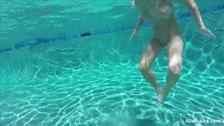 Poupée aux gros seins dans la piscine, Huilé / Huilé