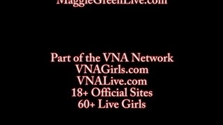 Maggie mit einem Sexspielzeug in einem prallen Drink, Natürliche Titten