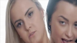 De jolies dames se caresse devant le mec, Cool poussins