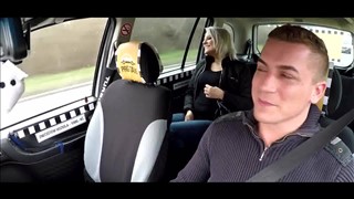 Le passager veut un chauffeur de taxi, Lécher les seins