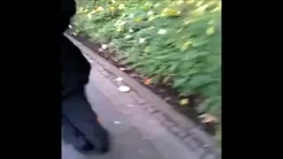 Il aime se branler, Sexe en public