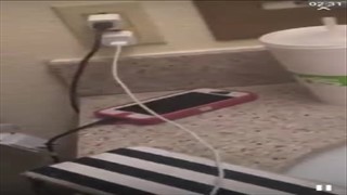 Filles cool secouant dans la salle de bain, Cool poussins