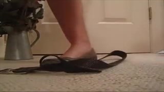 Kolo aime les pieds féminins, Chatte