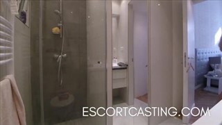 Blondi entspannt sich im Bad, Im Badezimmer