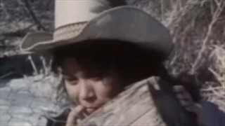 Sexe avec des brunes sur le foin, Jeune Chatte