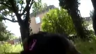 Avec un ami emo sur l’herbe, Jeune Chatte