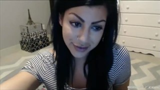 Fröhliche Schönheit vor einer Webcam, Natürliche Titten