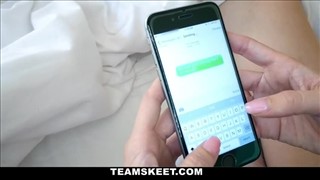 Elle fourre son amie violette dans le cul, Anal