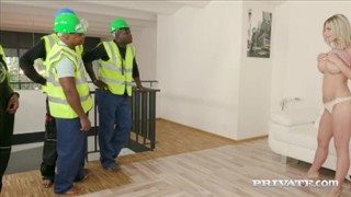 Sperma läuft ihr über die Lippe, Lecken im Mund