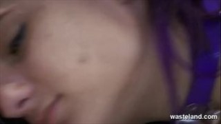 Une paysanne aux cheveux longs a pris soin de sa chatte, Jeune Chatte