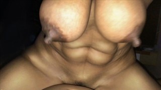 La nana saute sur sa bite et ses seins sautent aussi, Agrandissement du pénis