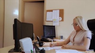 Papy baise une super nana au bureau, Dans le bureau