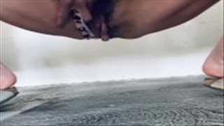 Un jouet sexuel sur une sangle pénètre son trou, Gode ​​ceinture