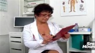 Der Arzt streichelt göttlich die Ritze, Reife Milf