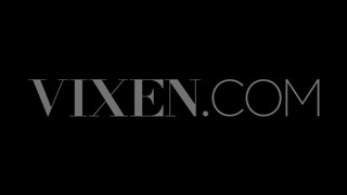 Seins rebondissants d’une brune boutonnée, Cool poussins