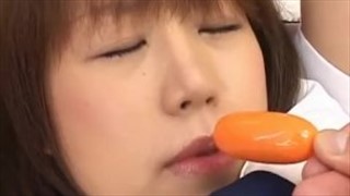 Il joue avec un fouet poilu par des écolières asiatiques, Redtube