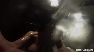 Plantureuse prend une douche, Redtube