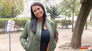 La belle a chouchouté ses seins devant le miroir, Cool poussins