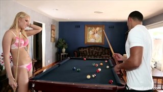 Sexe avec une nana aux gros seins sur une table de billard, Redtube