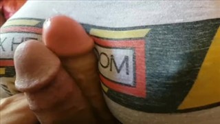 Sie schaut sich Pornos an und wichst ihren langen Schwanz, Lecken im Mund
