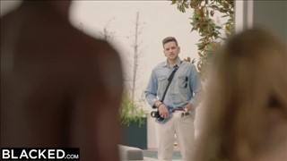 Tätowierte Kendra liebt Rack-Sex, Natürliche Titten