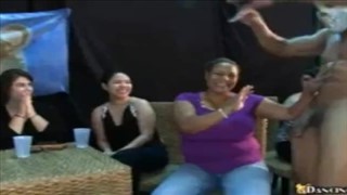 Horny Big Boob Party Girls Jack Off & amp; sucer la bite de strip-teaseuse, Danser