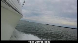 Super chick secoue ses fesses sur le yacht, Cool poussins