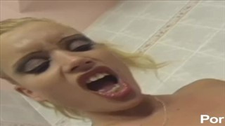 Deux trentenaires blondes se caressent délicieusement, Chatte