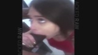 Le mec pâle aime son corps rond et bronzé, Rasé