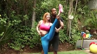 Leggings bleus sur des jambes nues chaudes, Grossier