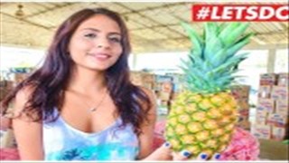 Papa doigte une jolie nana, Jeune Chatte