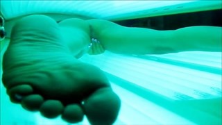 Jolie brune se masturbe dans le solarium, Doigté