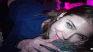 Jolie poupée lèche les couilles et suce une grosse bite, Jeune Chatte