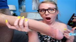 La beauté ramasse une grosse bite raide, Jeune Chatte