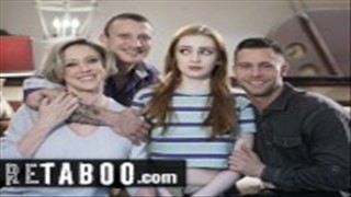 Elle a montré sa gorge profonde, blondes