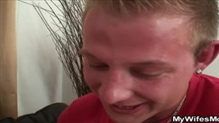 Le mec a magnifiquement huilé son cul divin, Huilé / Huilé