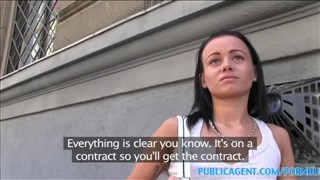 Une brune déchirée aime sucer un membre, Ramassage de sexe