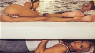 Zwei Pornofreunde springen auf den Typen auf, Reife Milf