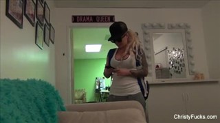 Une journée dans la vie de la silicone Christy Mack, blondes