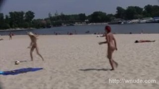 Amis nus sur une plage de sable, blondes