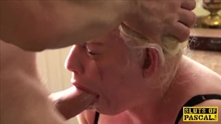 Maman en silicone avec un pénis épais dans son bec, Fellation