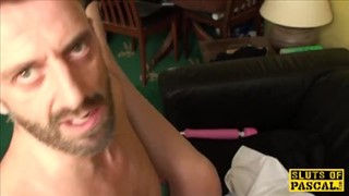 Eine erfahrene und gebräunte Mutter reitet einen bärtigen Mann, Reife Milf